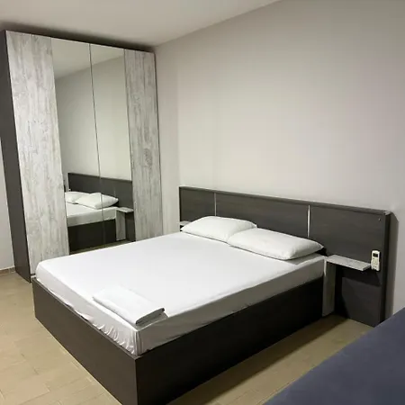 旅馆 Rooftop Gallery 地拉那