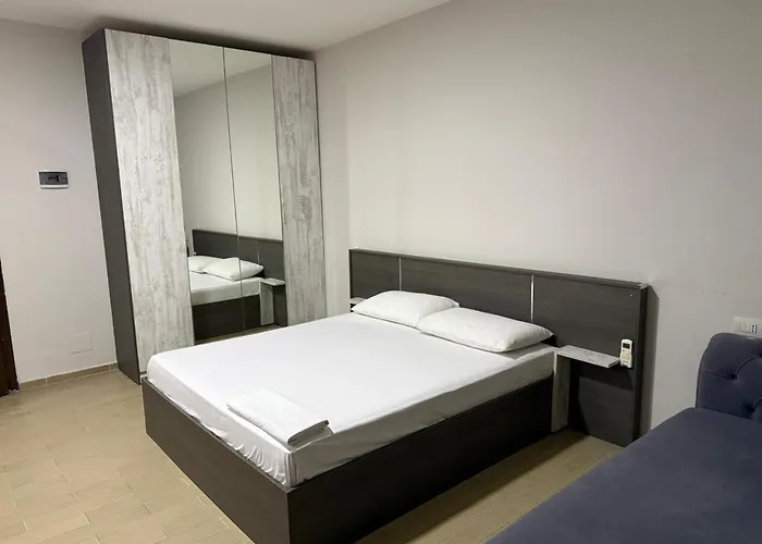 Hostel Rooftop Gallery Tiran