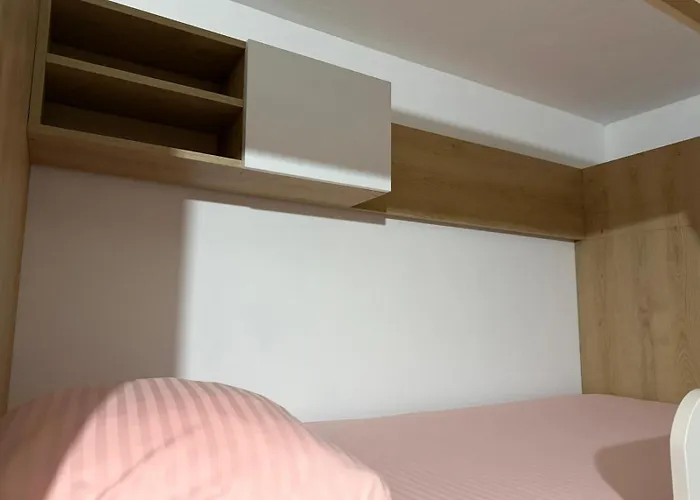 Rooftop Gallery Hostel Tiran